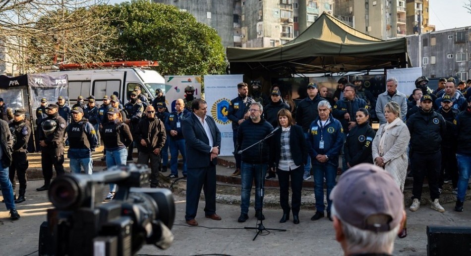Más de mil policías federales coparon Fuerte Apache para desarticular bandas criminales
