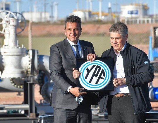 YPF: Preska ordenó entregar los chats de Caputo y Massa y la defensa argentina respondió con dureza