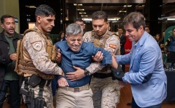 El ministro de Seguridad se dejó electrocutar ante las cámaras