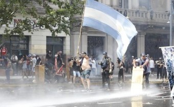 CGT y CTA marcharon contra la reforma laboral y hubo incidentes entre la policía y manifestantes