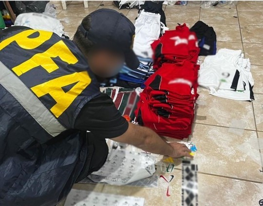 Rescatan a tres personas explotadas laboralmente en dos talleres textiles de Lanús