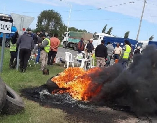 Transportistas de granos protestan a la vera de las rutas en reclamo de una suba de tarifas