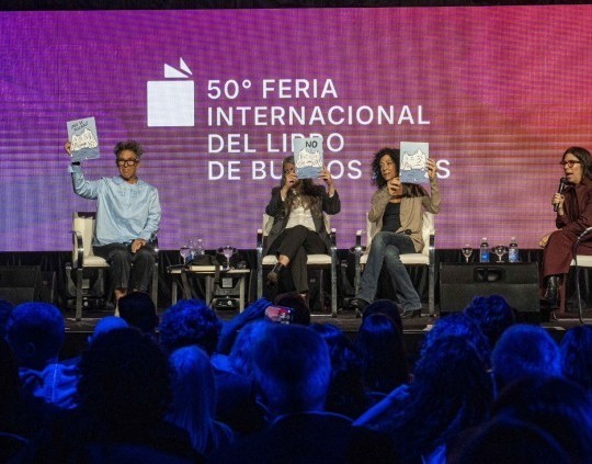 Tres escritoras abrieron el debate en la Feria del Libro con una charla atravesada por política