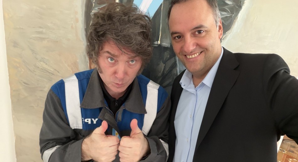 Javier Milei no le suelta la mano: 