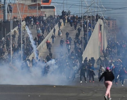Bolivia: Sectores fines a Evo Morales avanzan hacia La Paz tras 14 días de bloqueos