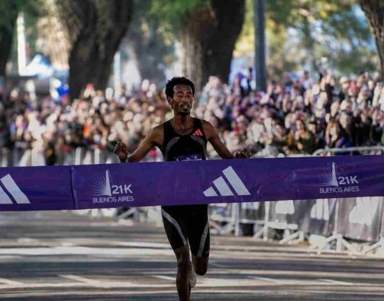 El etíope Yomif Kejelcha batió el récord mundial de 21k al ganar la media maratón de Buenos Aires