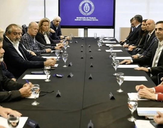 El Gobierno reúne a sindicatos y empresarios para definir aumento del Salario Mínimo, Vital y Móvil