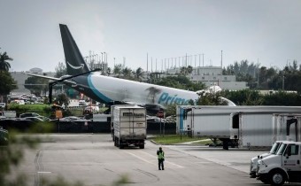 Un avión de carga se despistó en el aeropuerto de Miami: hay cinco muertos
